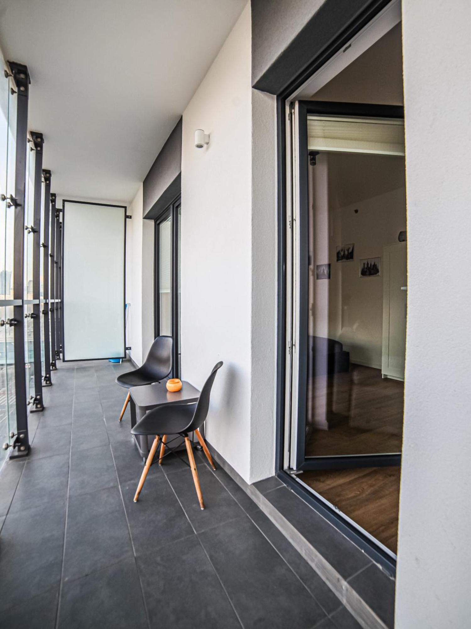 Big City Life Apartments - Bliska Wola Tower A Warsaw Exterior photo